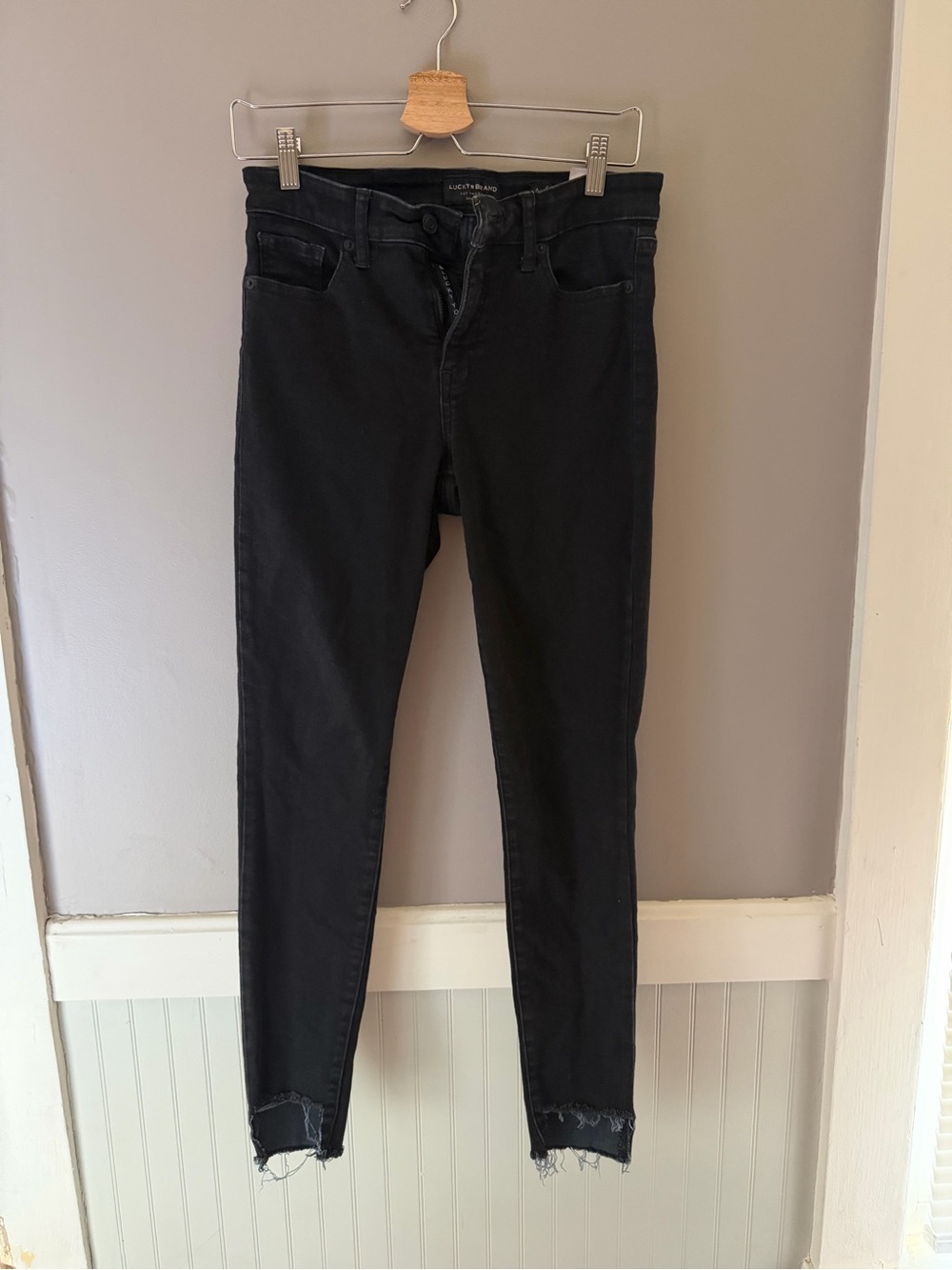 Lucky Brand mid rise Women's Black Skinny Jeans with Raw Hem